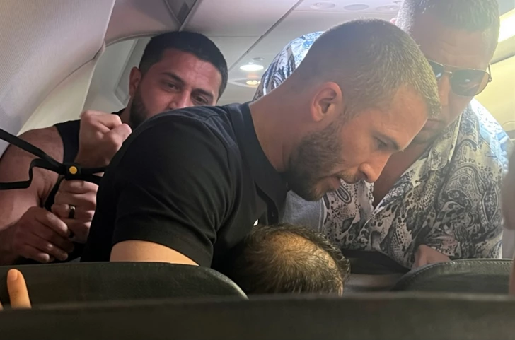 Экс-боец UFC усмирил дебошира на борту самолета над США-ВИДЕО