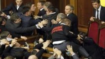 Parlamentdə dava: deputat həmkarını nokauta saldı 