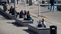 В Швеции борются за самоизоляцию, разбрасывая в парке куриный помет