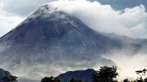 Вулкан Ключевской на Камчатке выбросил пепел на высоту 7 км