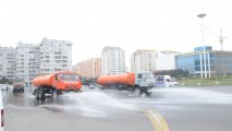 На основных улицах и проспектах Баку проводится дезинфекция