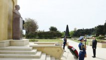 Президент Ильхам Алиев посетил памятник Ази Асланову