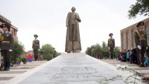 А в Ереване маячил шестиметровый памятник Нжде…