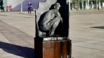 İsraildə Benyamin Netanyahunun ədəbsiz vəziyyətdə oturmuş heykləli qoyuldu - FOTO