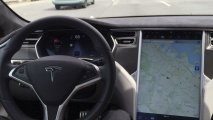 “Tesla”nın sürücüsüz avtomobilinə minənlər həyatını itirdi