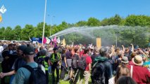 В Гааге задержали почти 1,6 тыс. экологических активистов-(видео)