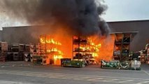 Крупный пожар произошел на заводе по производству грузовиков в США