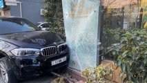 “Prius” sürücüsü qəfil manevr etdi, BMW restorana çırpıldı - VİDEO