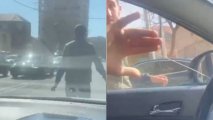 В Баку мужчина разгуливал посреди дороги, препятствуя движению транспорта - ВИДЕО