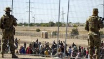 В США призвали перебросить 80 000 военных для защиты границы от мигрантов