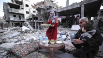 İsrail bombardmanları altındakı Qəzza xarabalıqlarında müsəlmanların iftar 