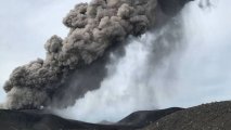 Kuril adalarında Ebeko vulkanı 2,5 km hündürlüyə kül atıb - FOTO