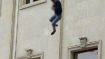 В Баку мужчина выбросился из окна своей спальни