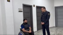 Без прав и номеров, на инвалидной коляске: необычное задержание в Баку - ВИДЕО