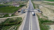 Завершается строительство нового надземного пешеходного перехода на дороге Баку-Губа-госграница с РФ - ФОТО