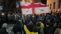 Gürcüstanda iğtişaşlar: Parlament qarşısında etirazlar davam edir - VİDEO