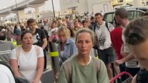 Сотни людей не могут попасть в аэропорт Дубая - ВИДЕО