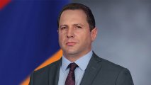 Экс-министра обороны Армении оставили под арестом