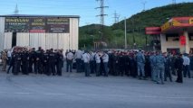 Ermənistan polisi Tavuşda yolu bağlayanları saxlayıb - VİDEO