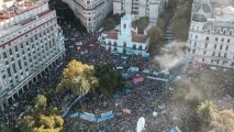 Сотни тысяч аргентинцев вышли на протест к президентскому дворцу - ФОТО/ВИДЕО