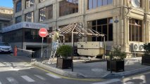 Снесена незаконная постройка на тротуаре в центре Баку - ВИДЕО