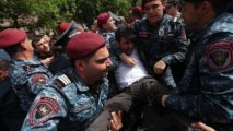 В Армении полицейские подвергли приводу депутатов за участие в акции протеста