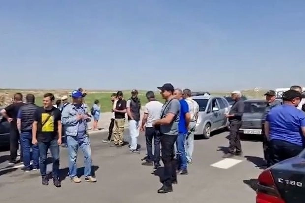 Протестующие армяне перекрыли тракторами трассу в Иран-ВИДЕО