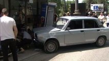 В Гейчае автомобиль врезался в придорожный киоск: есть пострадавший - ФОТО
