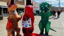 В Канаде решили установить рекорд самой массовой вечеринки в костюмах динозавров - ФОТО