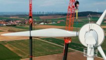 На ветрогенераторы в Германии начали ставить деревянные лопасти - ФОТО