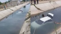 Saray qəsəbəsində avtomobil su kanalına düşüb - VİDEO