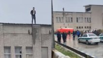 İranda maaşını ala bilməyən işçi intihara əl atıb - VİDEO