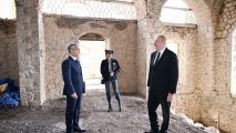 Президент и первая леди ознакомились с восстановительными работами в мечети Чёль Гала в Шуше