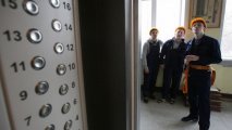 В Ленобласти России двое мужчин взорвали дымовую шашку в лифте торгового центра