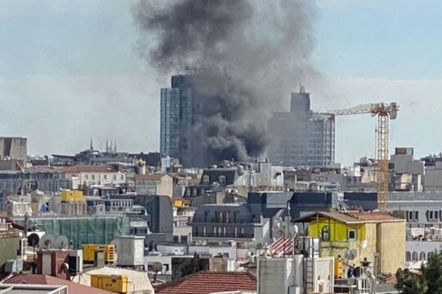В Стамбуле на проспекте Истикляль вспыхнул пожар-ВИДЕО