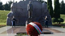 Belarus Prezidenti Heydər Əliyevin məzarını ziyarət etdi