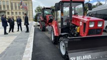 Президент Беларуси подарил городу Шуша тракторы