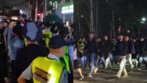 СМИ: В центре Бишкека после драки с иностранцами собралось около 1 000 человек - ФОТО/ВИДЕО