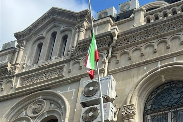 В посольстве Ирана в Азербайджане приспущен флаг