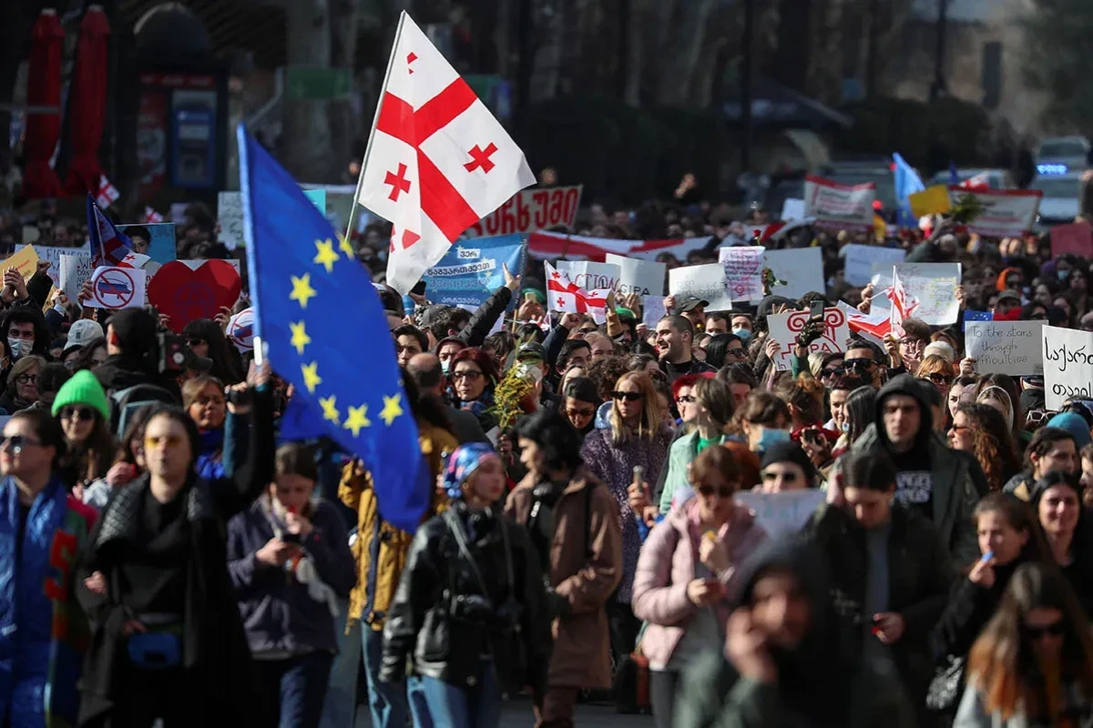 Tbilisidə “xarici agentlər” haqqında qanunun əleyhdarları yürüş keçirib