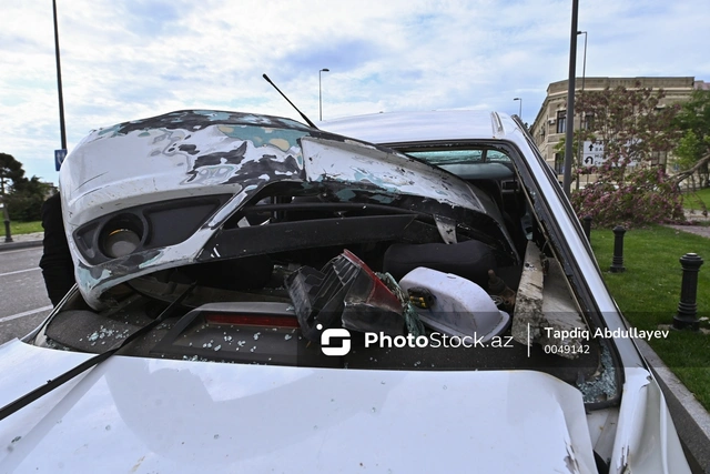 В Баку автомобиль врезался в бордюр: есть пострадавший