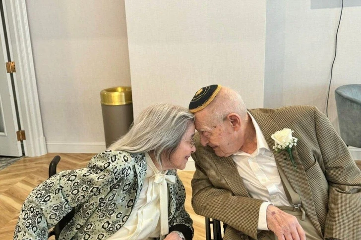 100-летний мужчина женился на 102-летней женщине в Америке