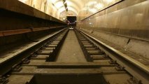 В столичном метро мужчина упал на рельсы и умер