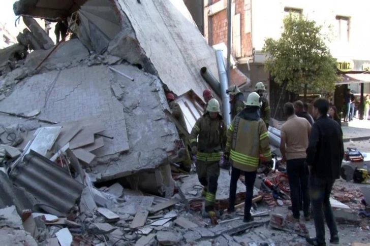 Задержан владелец обрушившегося здания в Стамбуле