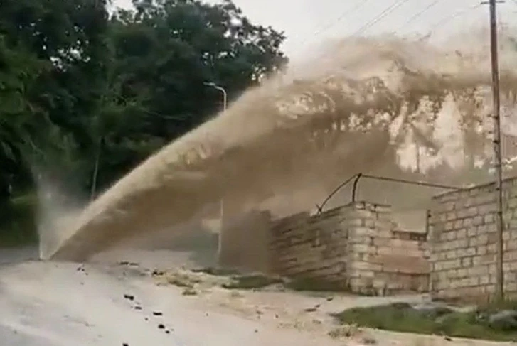 В Губинском районе прорвало водопровод: хлынувшая вода «смыла» недавно построенный дом-(ВИДЕО-ФОТО)