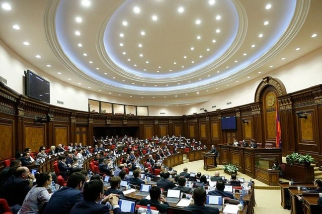 В парламенте Армении обсудят отставку Пашиняна