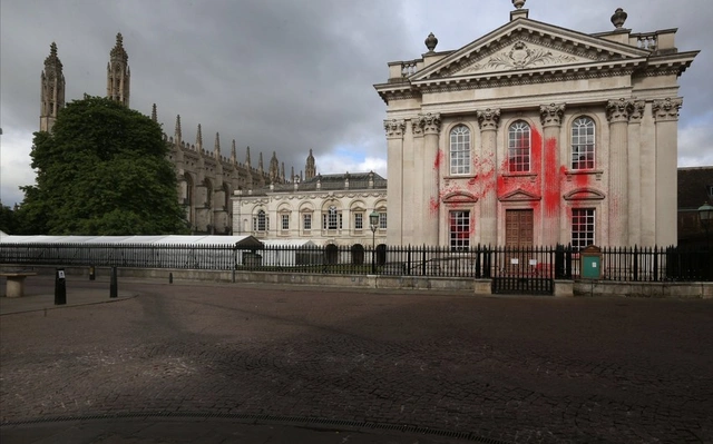 Пропалестинские активисты распылили краску на здание Кембриджа