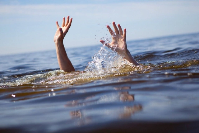 На общественном пляже Новханы утонул молодой человек