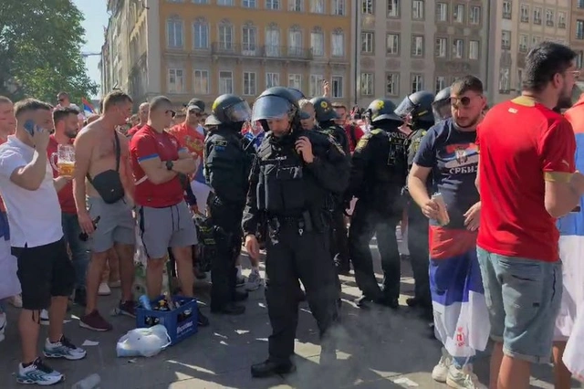 Сербские футбольные фанаты устроили драку с полицией-ВИДЕО