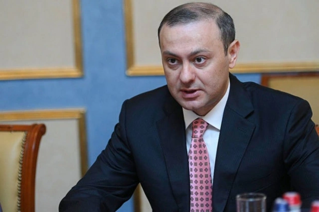 Григорян: Ереван получил от Баку новый пакет предложений по мирному договору
